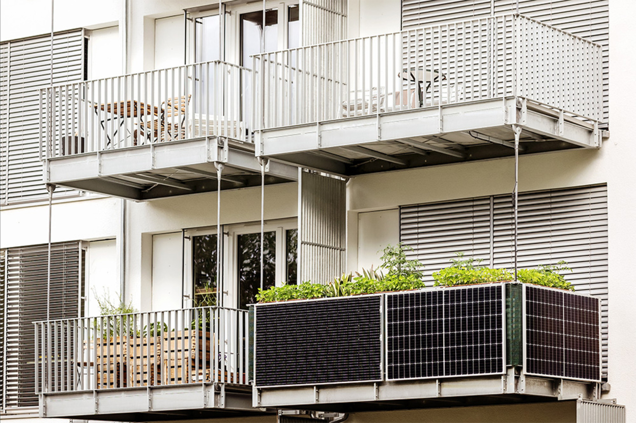 Balkon­kraftwerk bei MuM-Elektrotechnik in Magdeburg